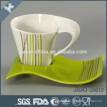 Hermoso platillo verde personalizado y platillos de cerámica antiguos de color blanco y tazas de fiesta